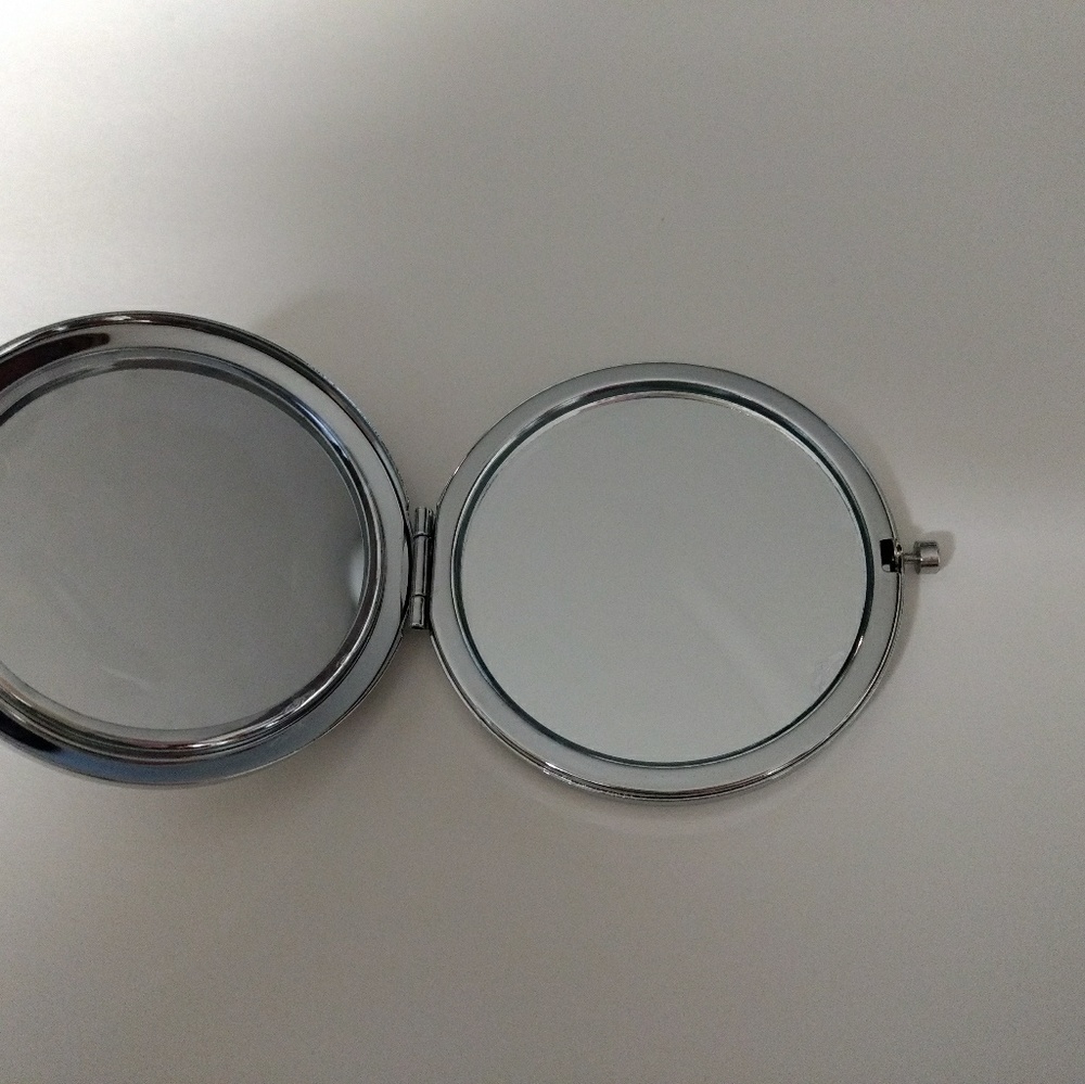 Compact size makeup mirror - Picture 3 of 3